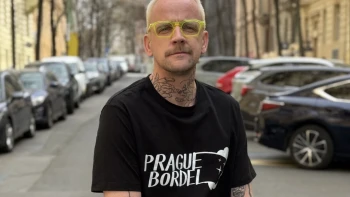 Vyhorel v divadle, dnes upratuje cudzie byty. Rodák zo Slovenska našiel v Prahe nové poslanie