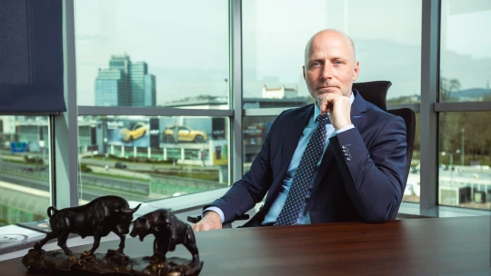 Mladí chcú v investovaní adrenalín, no cieľom je nudný zisk, upozorňuje Maroš Ovčarik z Brokerie