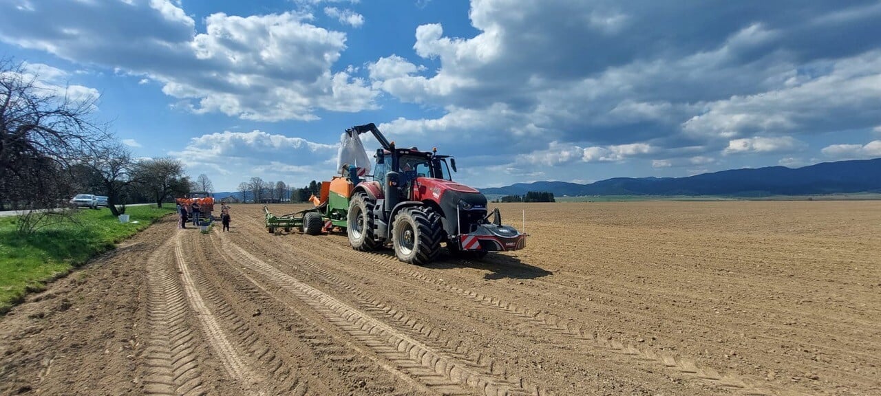 na snímke traktor