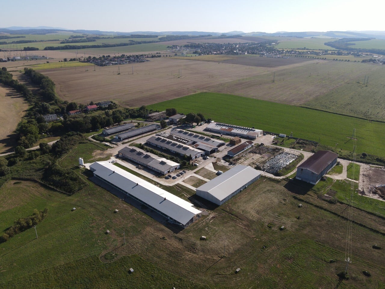 na snímke farma