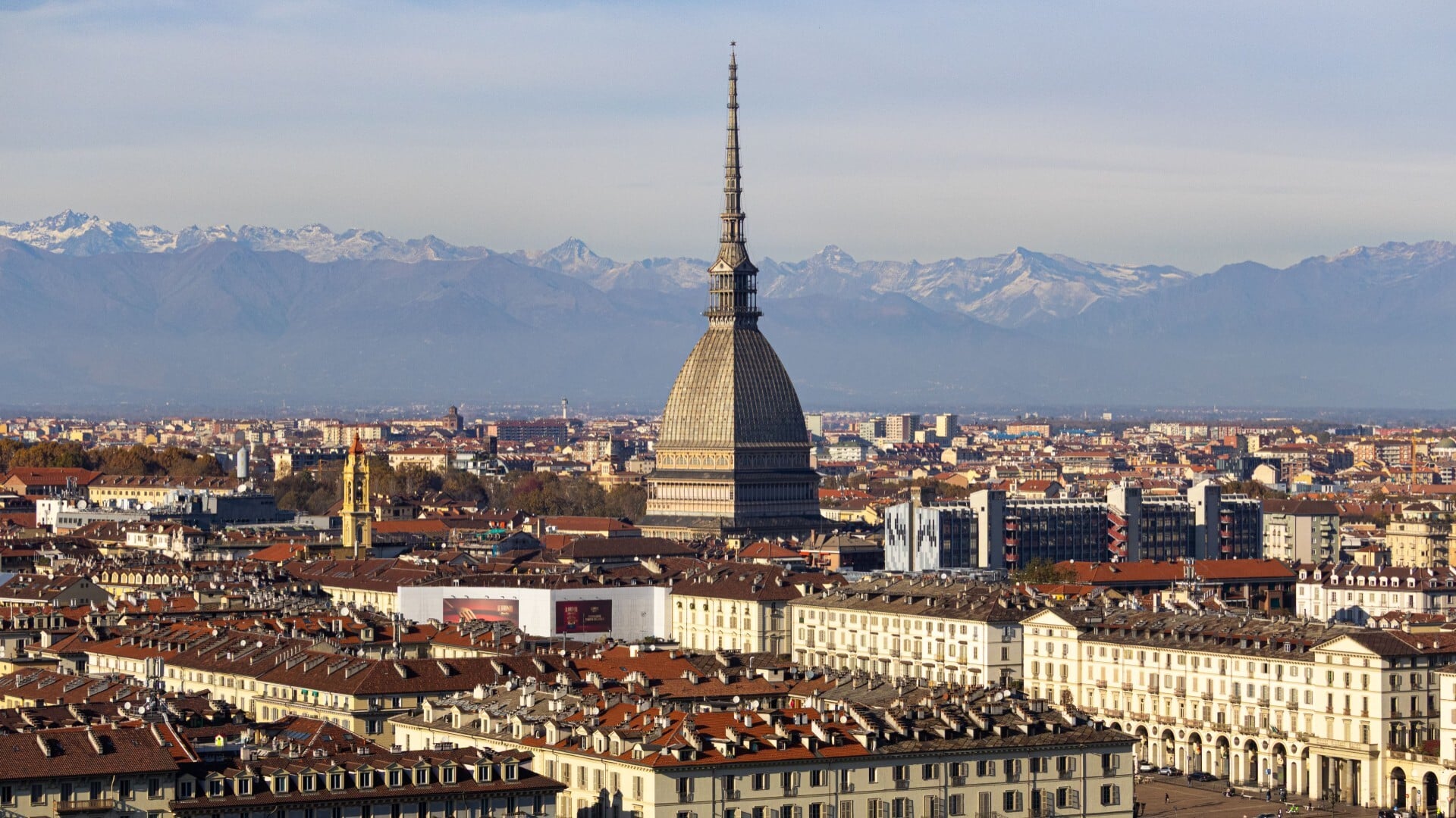 Úchvatná panoráma mesta Turín s ikonickou Mole Antonelliana a Alpami v pozadí. Foto: Pexels.