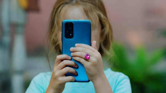 Zákaz mobilov v školách sa chystajú podporiť aj Česi. Deti znenávidia školu, varuje ombudsman