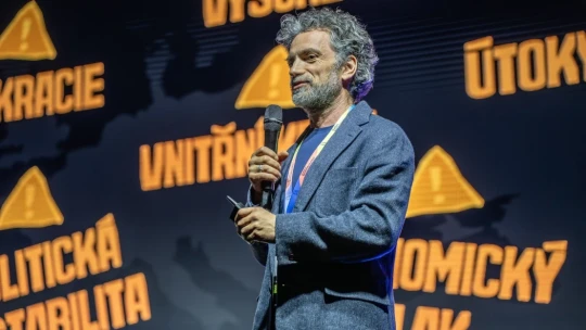 Kto zostane stáť, je mŕtvy. Svet ide ďalej a vy musíte tiež, hovorí majiteľ Kofoly Samaras