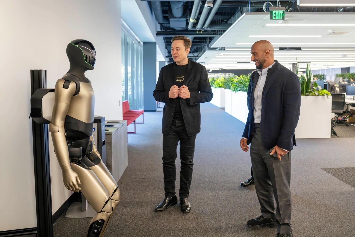 Elon Musk verí robotom.