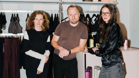 Z miliónového Albi k legínam, zakladateľ herného impéria si trúfa aj na Lululemon