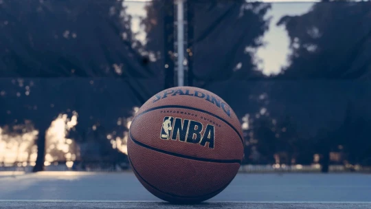 NBA oslavuje 80 rokov. Ako vzniklo jej ikonické logo generujúce miliardy dolárov?