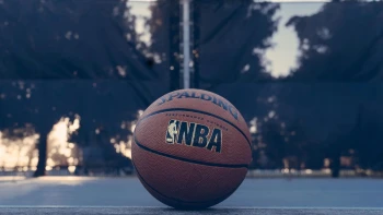 NBA oslavuje 80 rokov. Ako vzniklo jej ikonické logo generujúce miliardy dolárov?