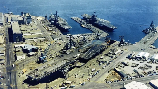Amerika chce postaviť omnoho viac lodí, no narazila na nečakaný problém. Robotníci nemajú kde bývať