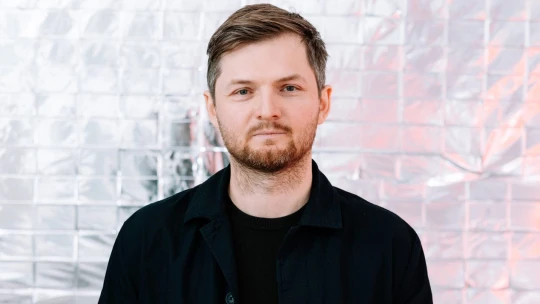 Označili ho za nádej, prišla dekáda kríz. A on aj tak stavia pre Londýn i Maskat