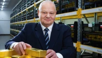 Zlato tvorilo kedysi 70 percent rezerv, dnes iba 30. Centrálne banky môžu cenu tlačiť ešte vyššie