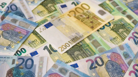 Je počas krízy lepšia vlastná mena alebo euro? Porovnali sme aktuálne údaje krajín V4