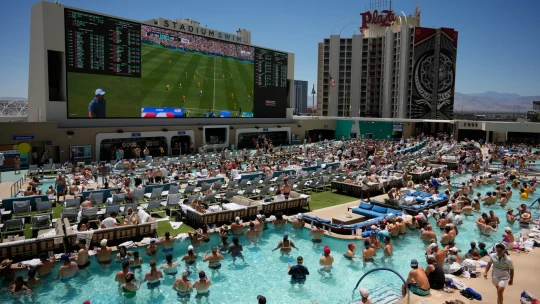 Na futbal do Vegas. Síce sa tam nehrá, ale bazén, cigara a obrazovka s uhlopriečkou 43 metrov víťazia