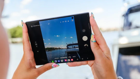 Samsung ukázal nový skladací telefón, Galaxy Z Fold8 zaujme revolučným tvarom. Ako odpovie Apple?