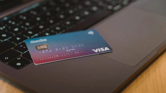 Bloomberg: Visa prepustí sedem percent zamestnancov, musí byť efektívnejšia
