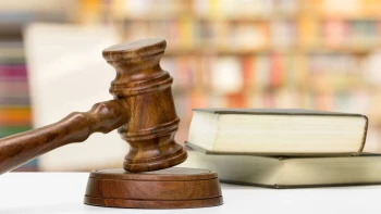 Investičná firma prišla o licenciu, klienti čakajú na peniaze. Namiesto náhrady môžu dostať bezcenné akcie