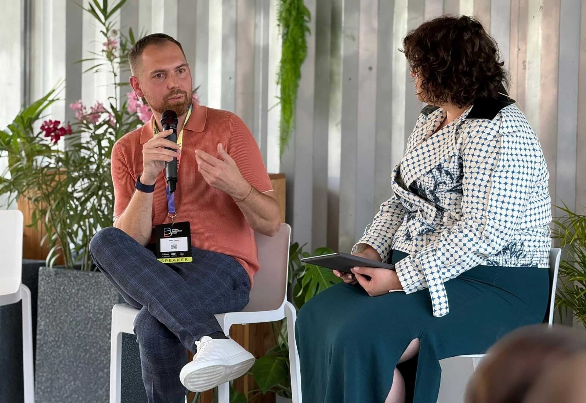 Peter Pašek diskutuje s Oľgou Džupinkovou na podujatí Forbes Business Fest. Foto: Forbes.