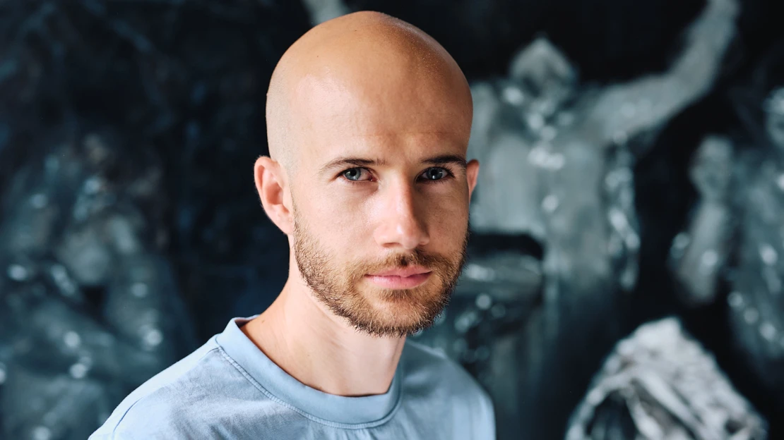 Vypne si notifikácie a ponorí sa do práce. Miroslav Sandanus maľuje v tichu