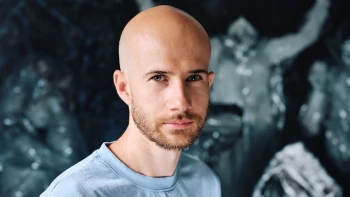 Vypne si notifikácie a ponorí sa do práce. Miroslav Sandanus maľuje v tichu