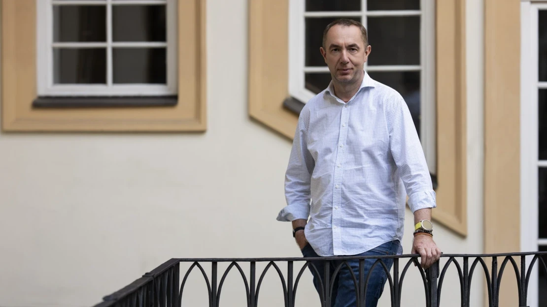 Prežil prasknutie aorty. Dnes chce Richard Singer s bhutánskym kráľom a umelou inteligenciou vzdelávať elity