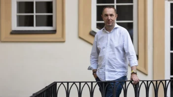 Prežil prasknutie aorty. Dnes chce Richard Singer s bhutánskym kráľom a umelou inteligenciou vzdelávať elity