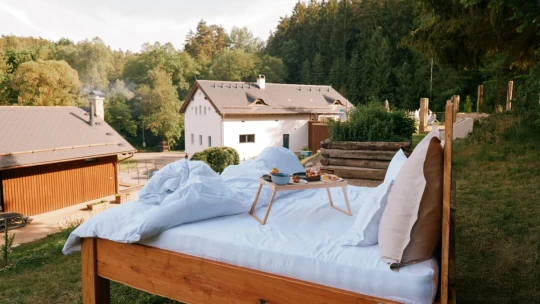 Stropom je nebo, podlahou zem, stenou les. Hotelová izba úplne inak