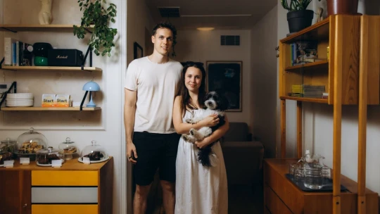 Ako keď prídu kamaráti. Mladý pár otvoril kaviareň, ktorá pripomína obývačku