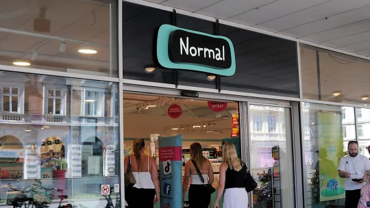 Labyrint, v ktorom zľavové akcie nečakajte. V čom spočíva čaro reťazca Normal?