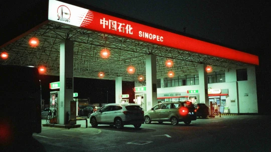 Čínsky ropný koncern Sinopec zvýšil polročný zisk, pomohli mu vyššie ceny ropy