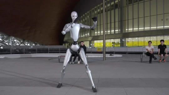 Alza začala predávať dospelé roboty. Menší model si kúpil aj český miliardár