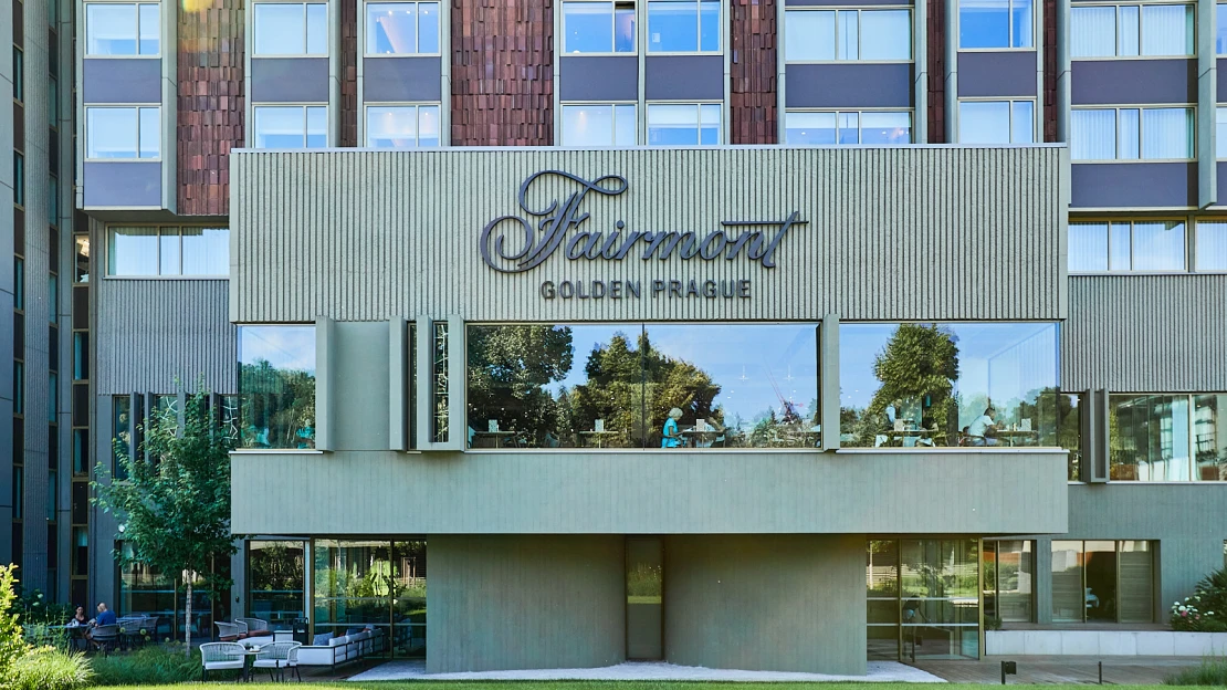 Z brutalistickej ikony je luxusný hotel plný umenia. Fairmont Golden Prague oživuje odkaz Karla Filsaka