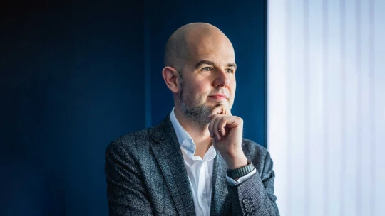 Vlastní 40 bytov v lokalitách, ktorým sa makléri vyhýbajú. Vynášajú mu vyše 30 percent