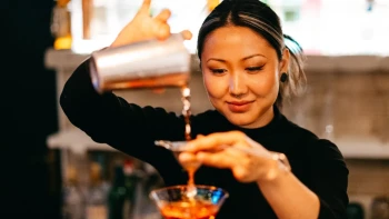 Miesto, kde sa nikam neponáhľa. Z krčmy sa stal dizajnový bar s michelinským šéfkuchárom