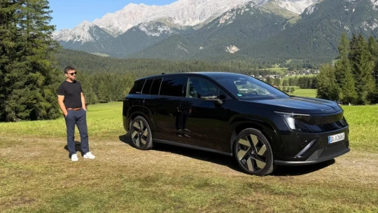 Manažérska limuzína alebo elektrické pohrebné auto? Za volantom obrovskej Škody Peaq
