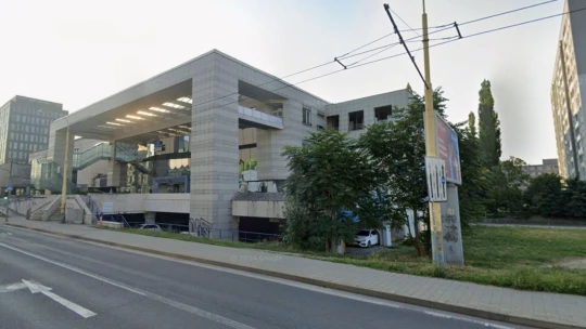 Známa budova banky v Košiciach to má zrátané. Nahradí ju bytový komplex