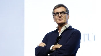 Akcie rastú, rodinné napätie zostáva. Šéf EssilorLuxottica obhajuje svoju stratégiu
