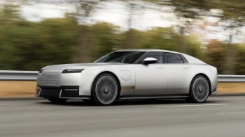 Bez zadného okna a s výkonom 1 030 koní. Jaguar predstavil radikálny elektromobil