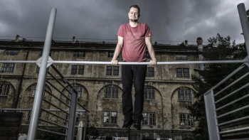 Učebnicu o AI napísal ešte pred jej boomom. Teraz buduje startup a verí, že Európa môže vyhrať