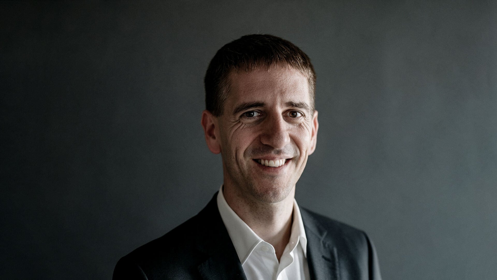 Jan Zedník - zakladajúci partner a wealth manažér spoločnosti Dvořák Zedník Wealth Management. Foto: Archív Jana Zedníka, úprava Gemini.