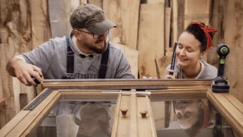 Chcú cítiť drevo, nie klávesnicu. Z túžby po remesle vznikol nečakaný biznis
