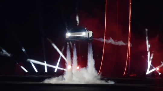 Musk predstavil auto ako z filmu. Nová Tesla Roadster má lietať a zrýchliť na stovku za sekundu
