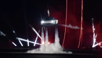 Musk predstavil auto ako z filmu. Nová Tesla Roadster má lietať a zrýchliť na stovku za sekundu