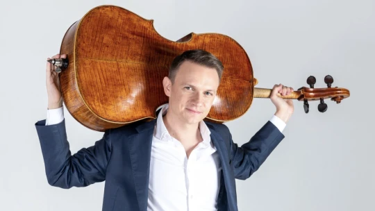 Klasika mu nestačila. Z violončela vybudoval biznis s tisíckami vystúpení