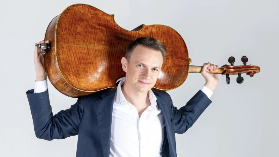 Klasika mu nestačila. Z violončela vybudoval biznis s tisíckami vystúpení